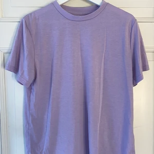 Shein - Lila t-shirt köpt på shein förra året. Aldrig använd. Det är storlek L men enligt mig är den lite liten i storlek 