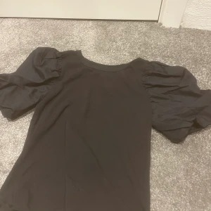 Volang T-shirt  - Säljer denna jätte fina T-shirten me volang ärmar 