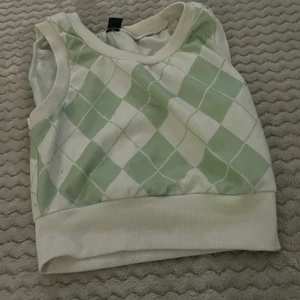 Fint linne - Säljer denna fina. Magtröja  i fina färger. Köpt på Shein men aldrig kommit till användning💗köparen stor för frakten💗