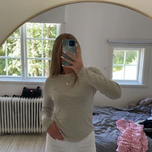 Randig tröja  - Säljer en snygg randig levis tröja