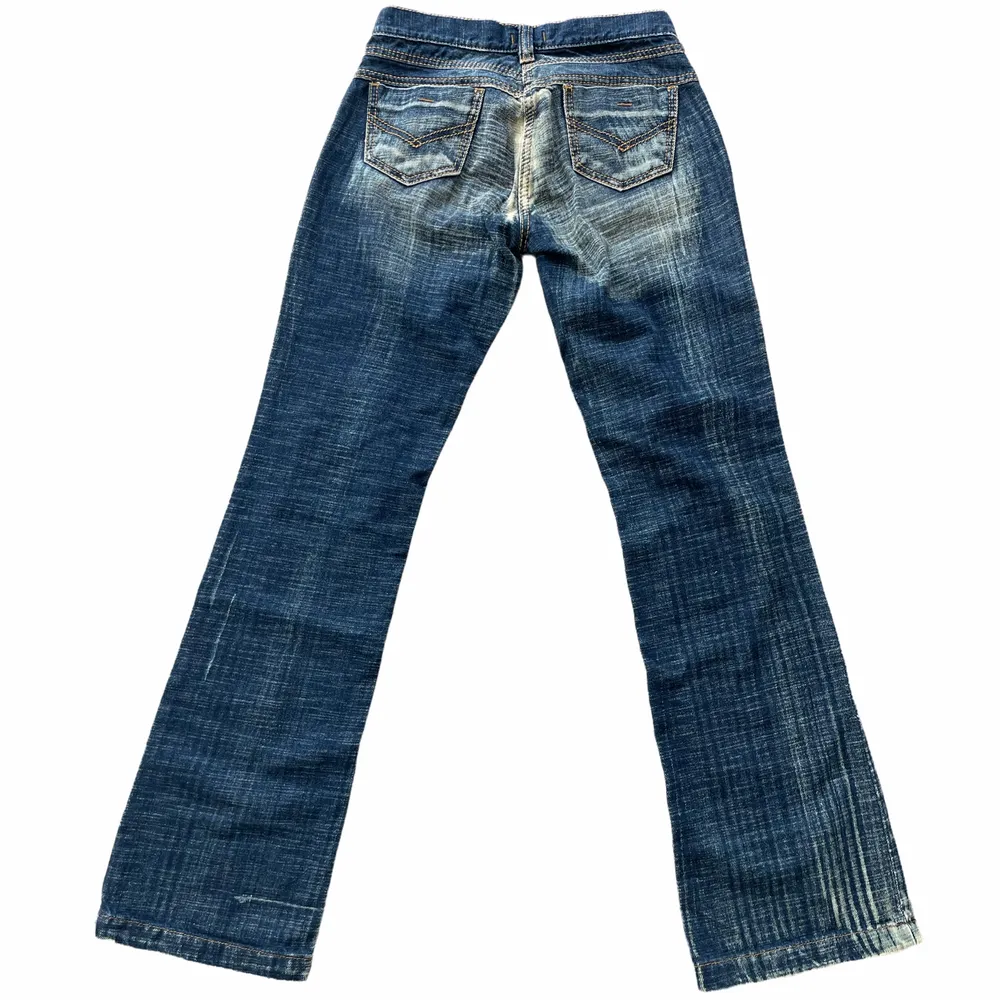 Coola lågmidjade vintage jeans med blekta och slitna detaljer! Väldigt unika! I perfekt skick! Storlek 12 men är betydligt mindre,skulle säga en Eu 38 eller en W29!Midjan är en aning stretchig! MÅTT//  Midja-72cm Innerbensmått-84cm Jag är 170cm lång!💋. Jeans & Byxor.