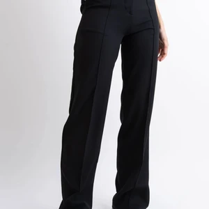 kostymbyxor EU38 - jag säljer dessa kostymbyxor från madlady. dom är aldrig använda endast testade! Storlek: EU38 L30.  nypris: 549kr