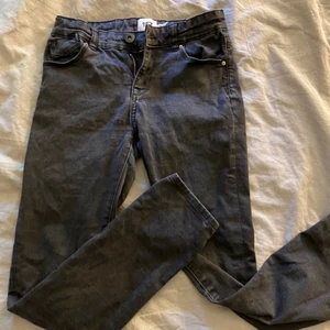 Svarta jeabs - Säljer nu dessa svarta jeansen från Lager157 i modellen skippy, storlek 150. Dom är använda men inga tecken på användning förutom att dom har blivit lite färg blekta. Jag säljer dom för 20kr + 49kr frakt! Hör gärna av er vid intresse eller frågor 