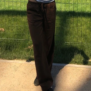 LINNEBYXOR  - Säljer dessa assnygga linnebyxor som jag köpte i Paris, märket är h&m men är helt slutsålda på butik och online. OM NI ÄR INTRESSERADE SKRIV PRIVAT INNAN NI KÖPER🤎