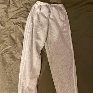 Adidasbyxor  - Oanvända  mjukisbyxor från adidas i storlek 34. Etiketter kvar.