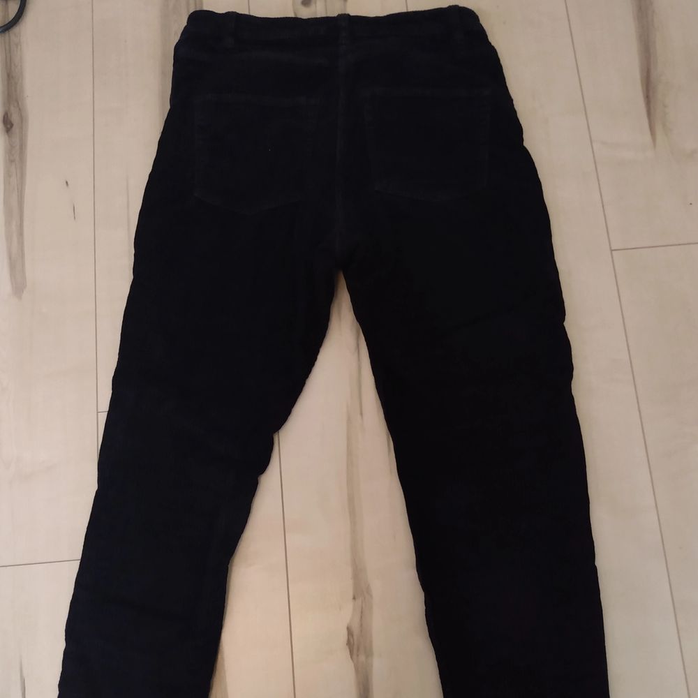 Svarta corduroy byxor från Monki I storlek 38. Använt men i bra skick. Säljer for att de inte är rätt storlek längre.. Jeans & Byxor.