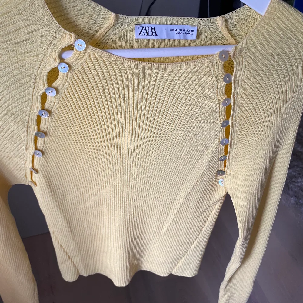 Hej säljer denna somriga tröjan! Använt någon enstaka gång, hör av dig vid intresse😇 (första bilden är lånad). Stickat.