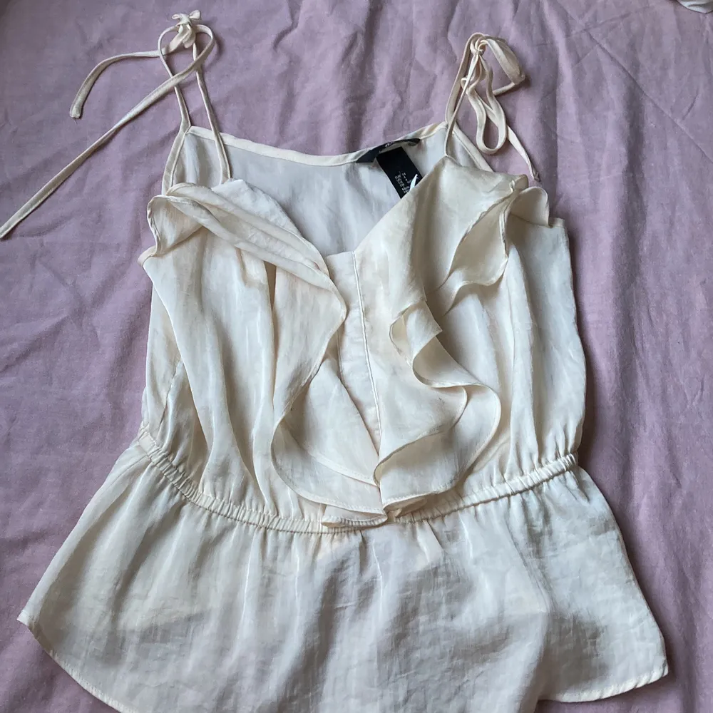 Ett linne som är lätt vintage från H&M i storlek 34. 34 passar även mig som är en 36a/38a men den satt liiite för tajt, så jag säljer den här. Köpte den second hand på Emmaus.. Toppar.