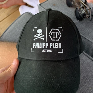 Pris kan diskuteras  - ( Philipp plein keps). Köpt på NK i Göteborg, bra passform, och är inte använd, ser helt ny ut.