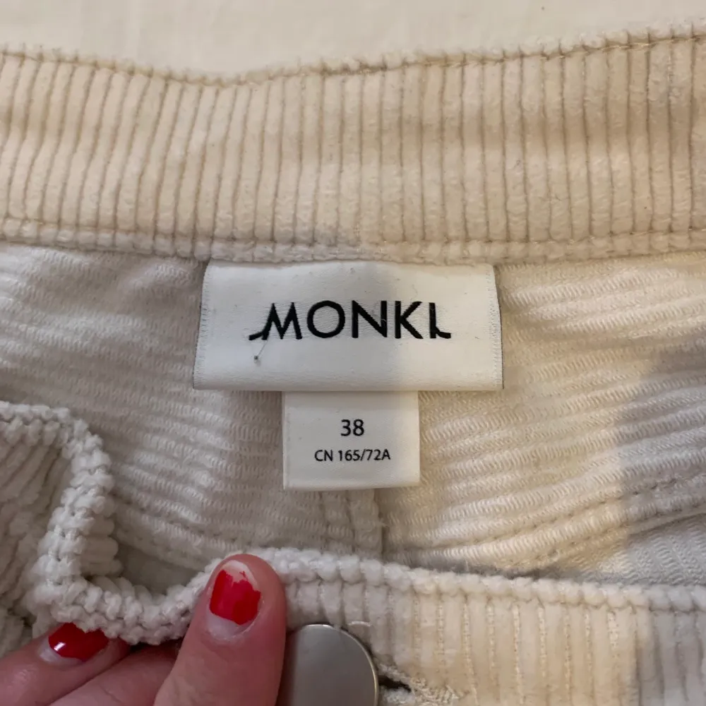 Ljusbeige/creme-färgade manchesterbyxor från Monki!! Storlek 38 :-) lånade bilder från Monkis hemsida för att få en bild av hur modellen ser ut på! Sitter korta i benen. Jeans & Byxor.
