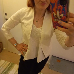 Vit kavajjacka - Vit, öppen kavajjacka med 3/4 ärmar från Fubu i storlek S. Den är lite kortare i ryggen, och har rynkning på ärmarna som gör att den sitter väldigt snyggt. Brukar använda denna som sommarjacka, den är så snygg till jeans, men den kan även kläs upp. Gott skick. 120 kr plus eventuell frakt som vi kommer överens om. 🤍💛🤍