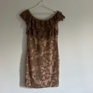 Klänning  - En väldigt fin klänning som aldrig använts. Är en Pernilla Wahlgren klänning. Storlek:M