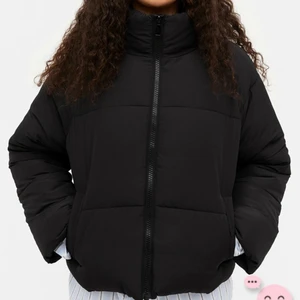 puffer jacket - monki  - säljer denna superfina & varma puffer jackan från monki. den är väl använd men inget som märks då det är väldigt bra kvalitet! nypris - 400 mitt pris - 200! 💕💕