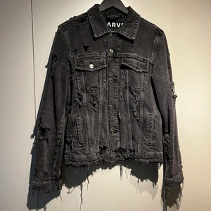 Karve jeansjacka  - Jeansjacka från carlings med slitningar Använd ett fåtal gånger  Köpare betalar för frakt 