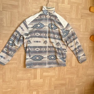 Tröja från asos - Tröjan är i gott skick, sitter som storlek M skulle jag säga, köpare står för frakt 