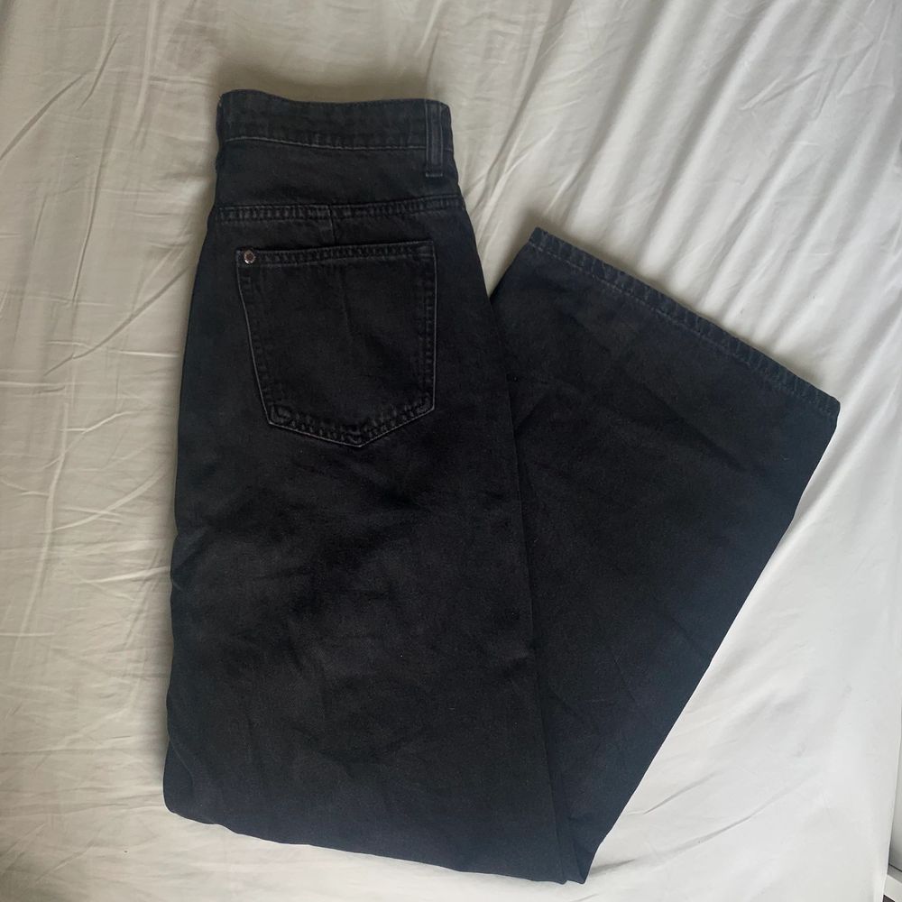 Wide high waist jeans från H&M i storlek 38!🖤 Fraktkostnaden kan variera💞. Jeans & Byxor.