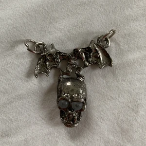 Cool berlock - Berlock med en döskalle 🤍 köpt second hand så vet ej materialet 