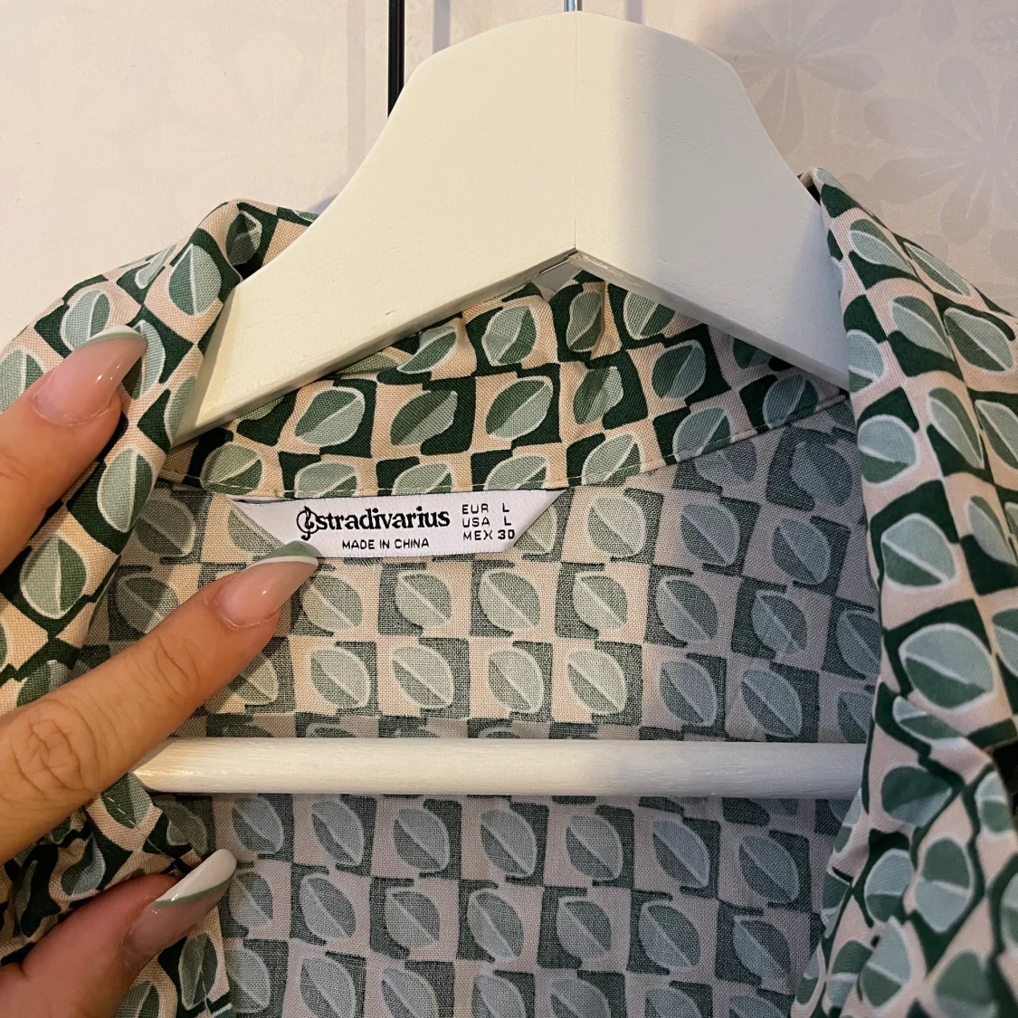 En skjorta från Strativarius i storlek L  - 90