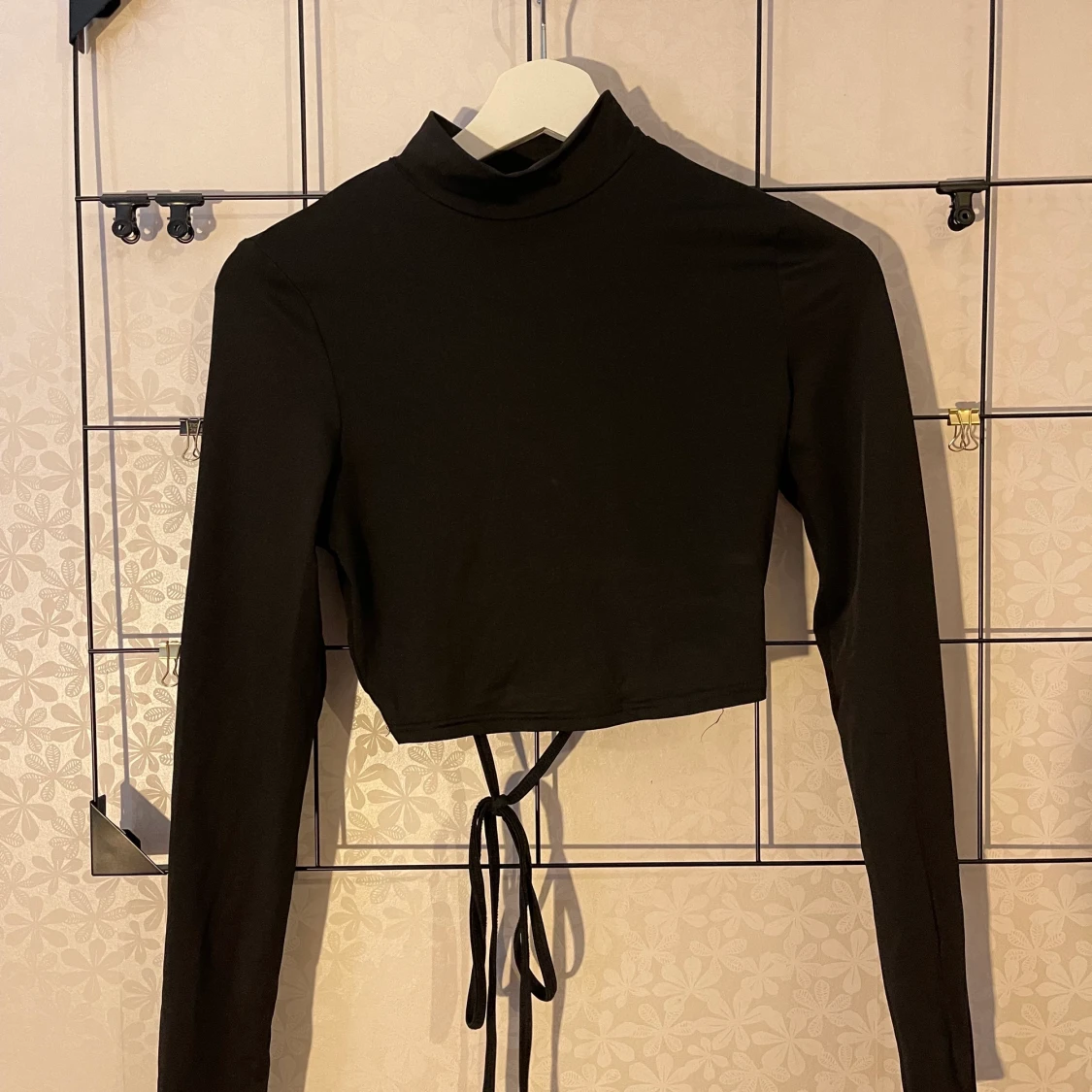 En svart långärmad tröja med öppen rygg i storlek M  - 90