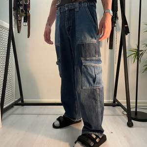 Säljer ett par workwear jeans i mörkblå denim, bra skick, många fickor. Storlek: Herr W 30 L 30.