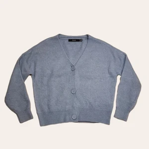 ljusblå kofta från vero moda 🦋 - jätteskön ljusblå kofta från vero moda - storlek m  endast använd fåtal gånger så fortfarande i bra skick !! (färgen är ljusblå, men ser grå ut på bild)