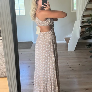 Sndys klänning - En långklänning köpt från Sndys. Den är aldrig använd och prislappen sitter kvar. Köpte den för 1300 + tull och frakt 500 kr💕