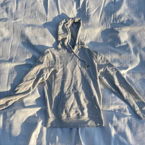 Lyle&Scott Hoodie - En Lyle&Scott Hoodie i svagt grå färg.