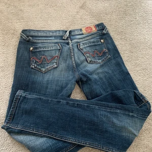 Lågmidjade byxor  - Ett par asnygga lågmidjade straight byxor med detaljer på baksidan. Älskar dom här men dock är dom lite långa på mig som är 155 😍 skulle passa nån som är 155-160 . 