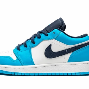 Jordan 1 UNC 2021  - Storlek 44,5  Knappt använda jätte bra skick Inga märken ingenting Priset går att diskuteras Köpta för 2000