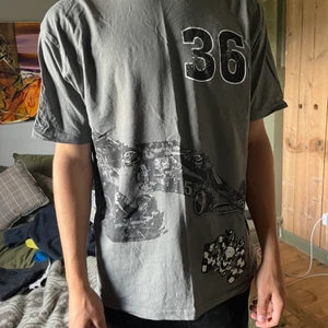 Graphic t-shirt  - Aldrig använd. Köparen står för eventuell frakt. 🌸
