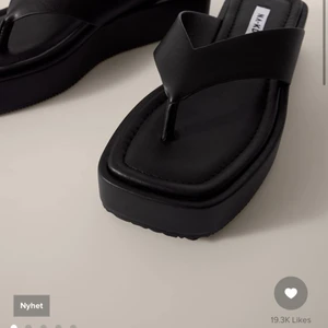 NAKD flipflop tofflor platå - Använda en gång, passar tyvärr inte mina fötter. Så snygga till både jeans och klänning. Nypris 649kr.