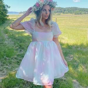 Super fin sommar klänning, från Yvonne & Love. Endast använd på bilderna för Instagram så den är som helt ny. Nytt pris 1000kr 