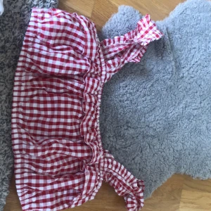 Rutigt linne  - Ett fint rutigt linne från NA-KD . Har använt detta linne endast en gång , i bra skick och sitter superbra på. Köptes 2021 i mars . 