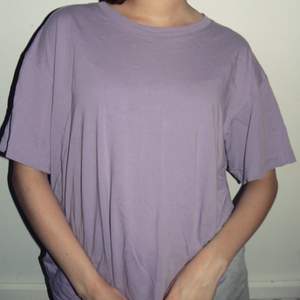 80-tals oversized lila t-shirt // i fint skick 🤍