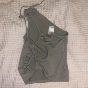 topp - En grågrön topp från weekday, aldrig använd, i strlk small.