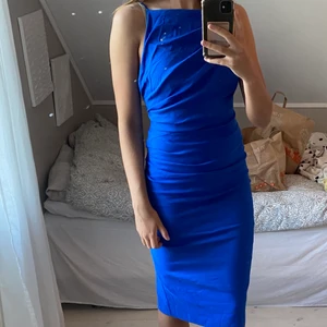 Blåa klänning  - Säljer den populära klänning från zara som är slutsålda. Storlek M men passar även någon som har S. Köparen står för frakt💕