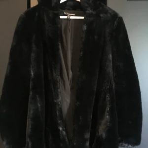 Jacka - Svart pälsjacka från Zara, storlek XS