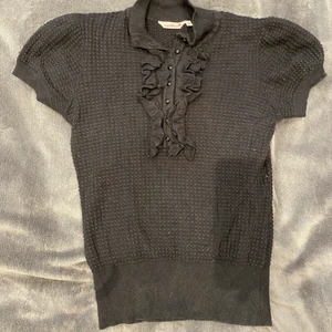 Stickad blus - Jättefin svart blus från east west. Har lite mer puffiga axlar och mudd nertill, påminner om zaras stickade tröjor. I storlek S💕 kan skicka bild med den på om det behövs!