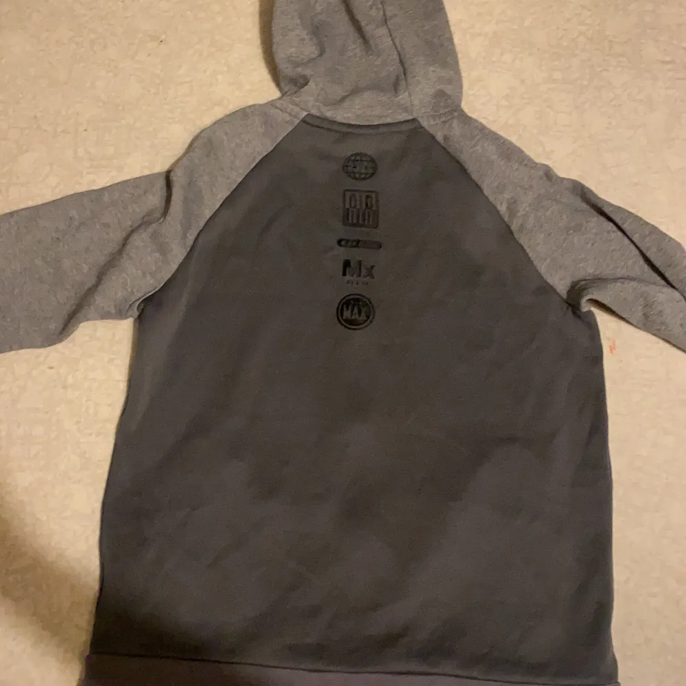 Köpt för ungefär 1000 säljer för att jag inte använder den så mycket . Hoodies.