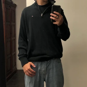 Tommy Hilfiger zip up - Säljer denna feta tröjan från Tommy Hilfiger. Den är tyvärr för stor, därav säljer jag den. Bra kvalité och inga skador. Dra gärna iväg ett meddelande om du har ytterligare frågor eller vill köpa 👌