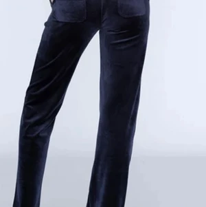 mörkblåa juicy couture byxor - Har tyvärr inte kunnat använda mina byxor pga av att dom inte passat, så dom är i princip nya. Byxorna har inga skador pga att dom inte har använts.