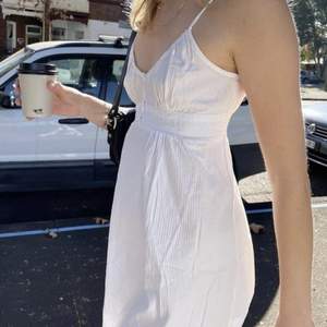 Vit Arianna klänning ifrån Brandy Melville som aldrig har kommit till användning. Storlek one-size men passar ungefär XS-M. Köpt för 400kr, skriv till mig om du undrar om något! :) 