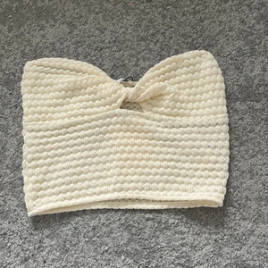 Topp från pull&bear  - Säljer nu denna jätte söta bandeau topp från pull&bear💕 den är oanvänd med prislapp kvar💕