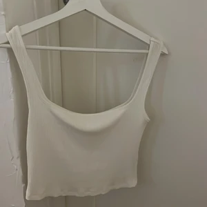 Ribbat linne - Vitt ribbat linne från nakd. Storlek S, aldrig använd 