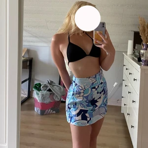 Blå blommig kjol Storlek S  - Midja 66 cm, längd 36 cm 