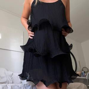 Superfin klänning som liknar den från & other stories. Storlek S💗 !Köp inte på köp direkt!! Vid fler intresserade är det budgivning  Köp direkt för 700!⭐️