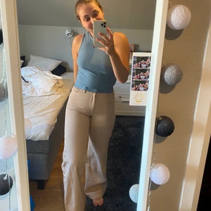 Jenas monki storlek 26 - Yoko jenas (om jag minns rätt) från monki. I bra skick storlek 26. De första bilderna rättfärdigar färgen på byxorna bäst. Sälj på grund av att de inte kommer till användning. 