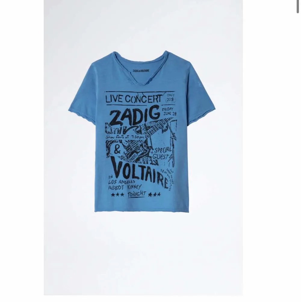 Säljer denna Zadig t-shirt! Väldigt fint skick och har endast använt 2-3 gånger💕 tröjan är i storlek XS men passar säkert S. Säljer den för 350 kr💕  . T-shirts.