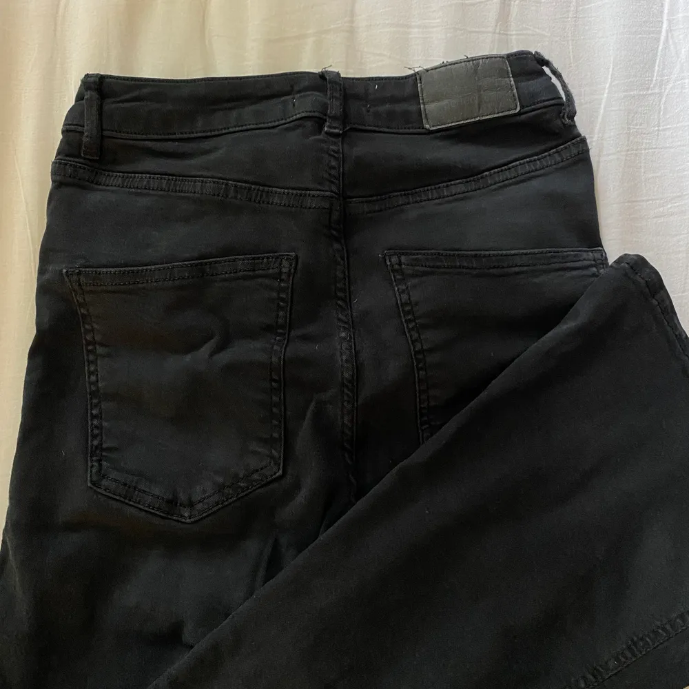 Svarta tajta bootcut Jeans från Gina Tricot. . Jeans & Byxor.