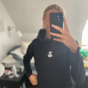 Zadig hoodie!! - Säljer denna jättefina och sköna Zadig hoodie, kom med bud andvänd bara några gånger